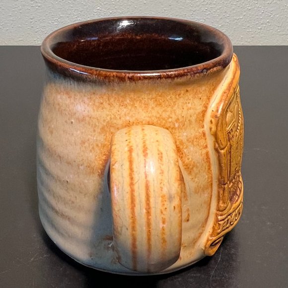 HM TOWER OF LONDON Embossed Pottery Souvenir Mug - Picture 4 of 9